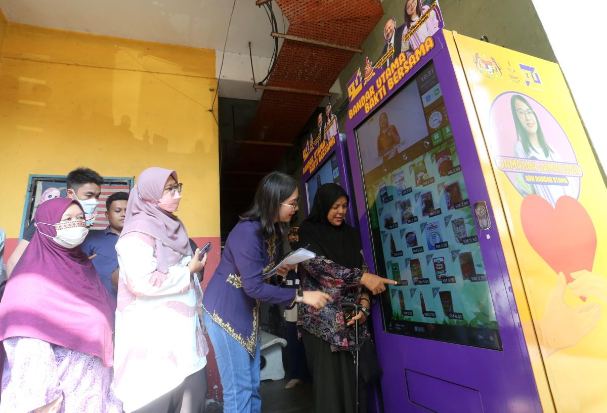 State rep provides self-service machines to promote state initiatives in Bandar Utama