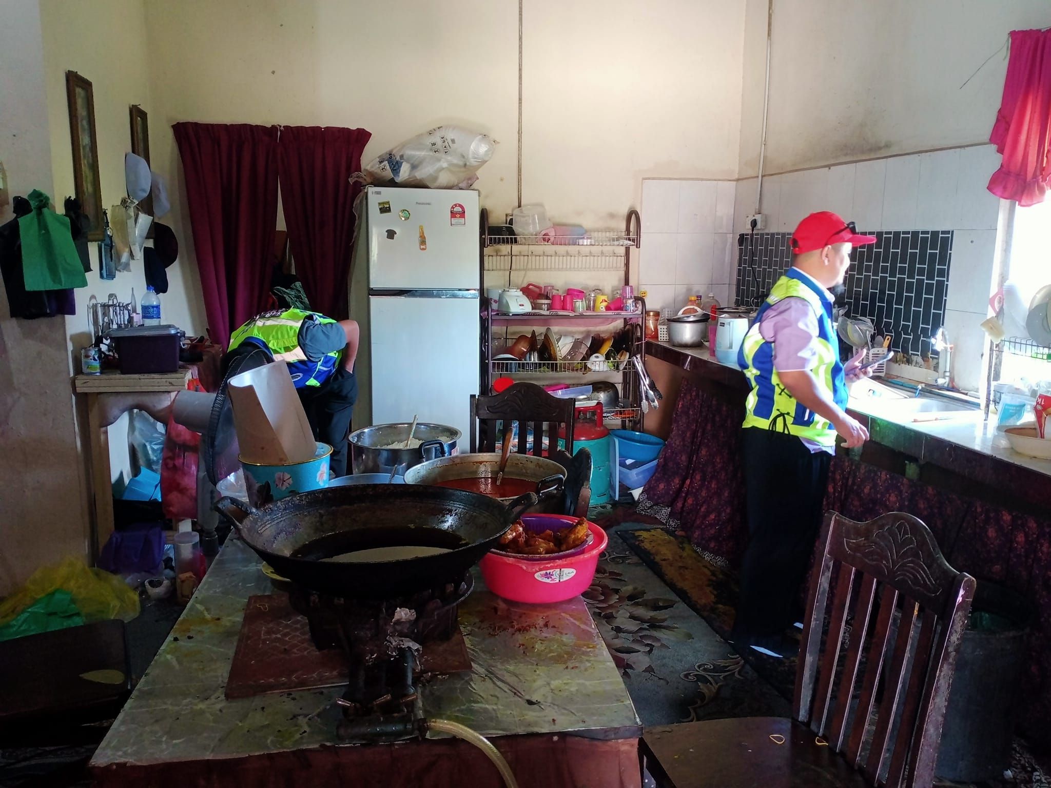 Nasi lauk ayam disorok dalam mesin basuh, jual kepada orang tidak puasa