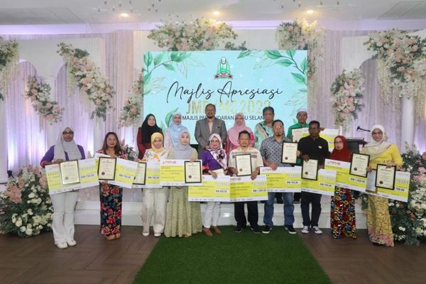 乌雪市会宴谢JMB.MC 表扬对居住大楼的出色管理