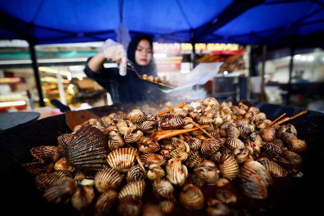 莎阿南区4斋戒月市集允售烟花爆竹
