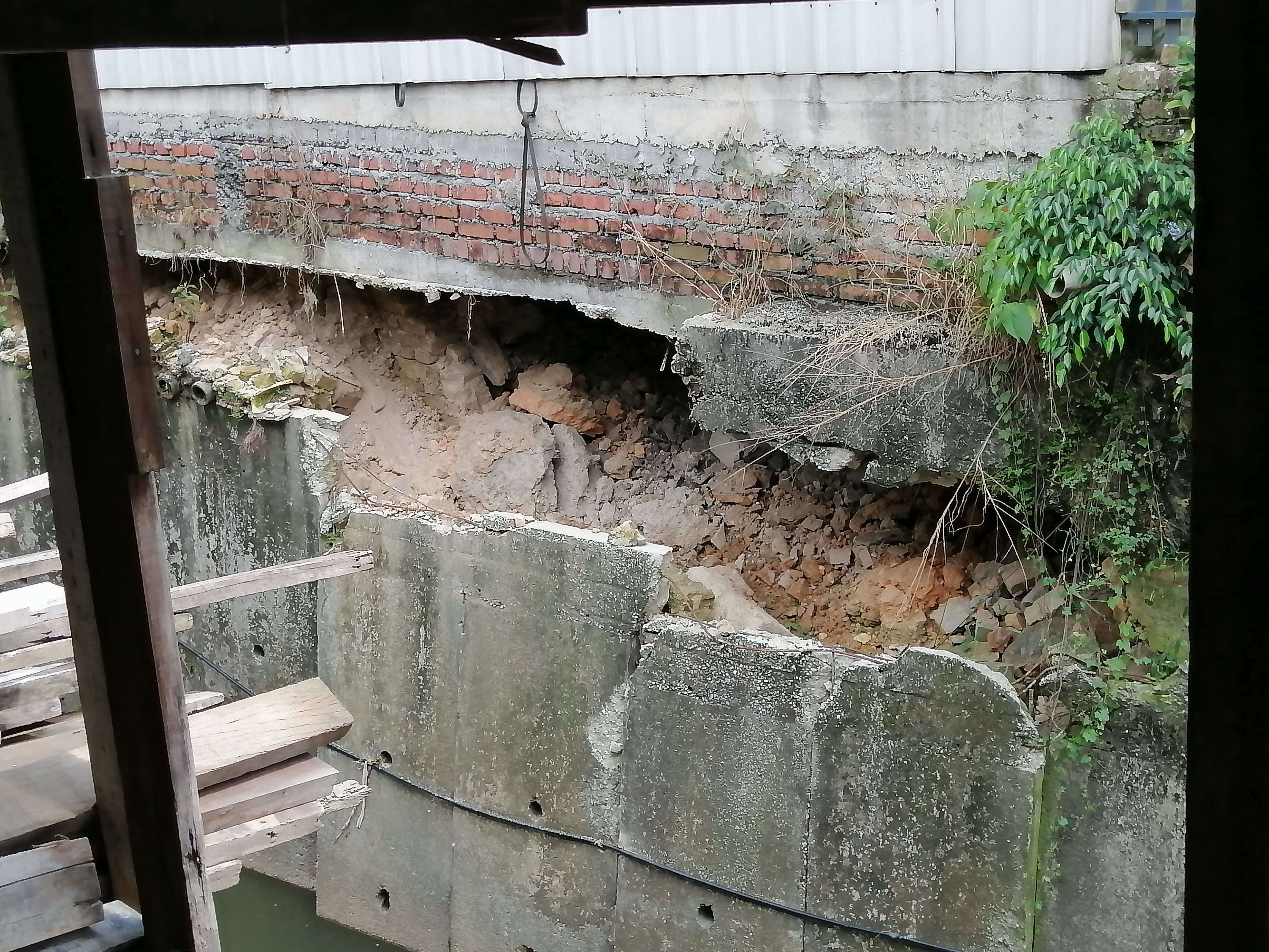 【视频】沙登SK 6/1路支流崩塌下陷 水利局将申请拨款维修