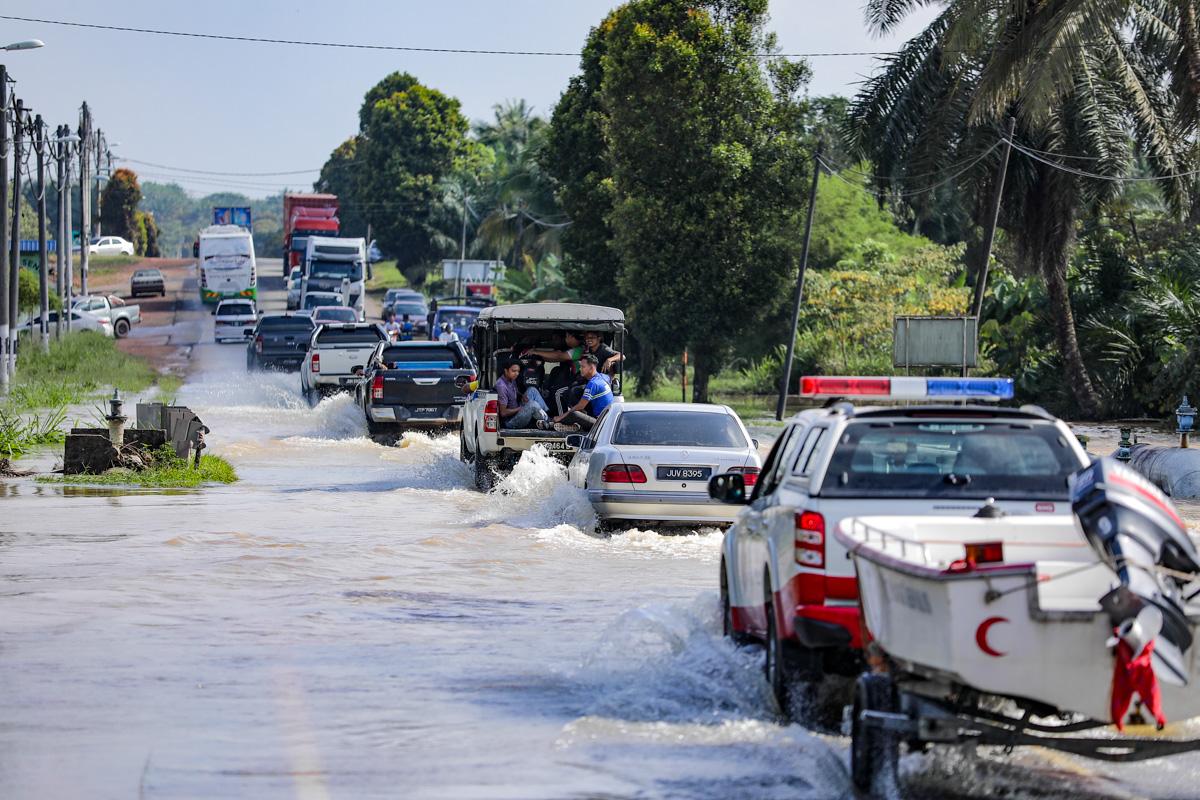 Team Selangor gerak sukarelawan bersih rumah, buang sisa bah