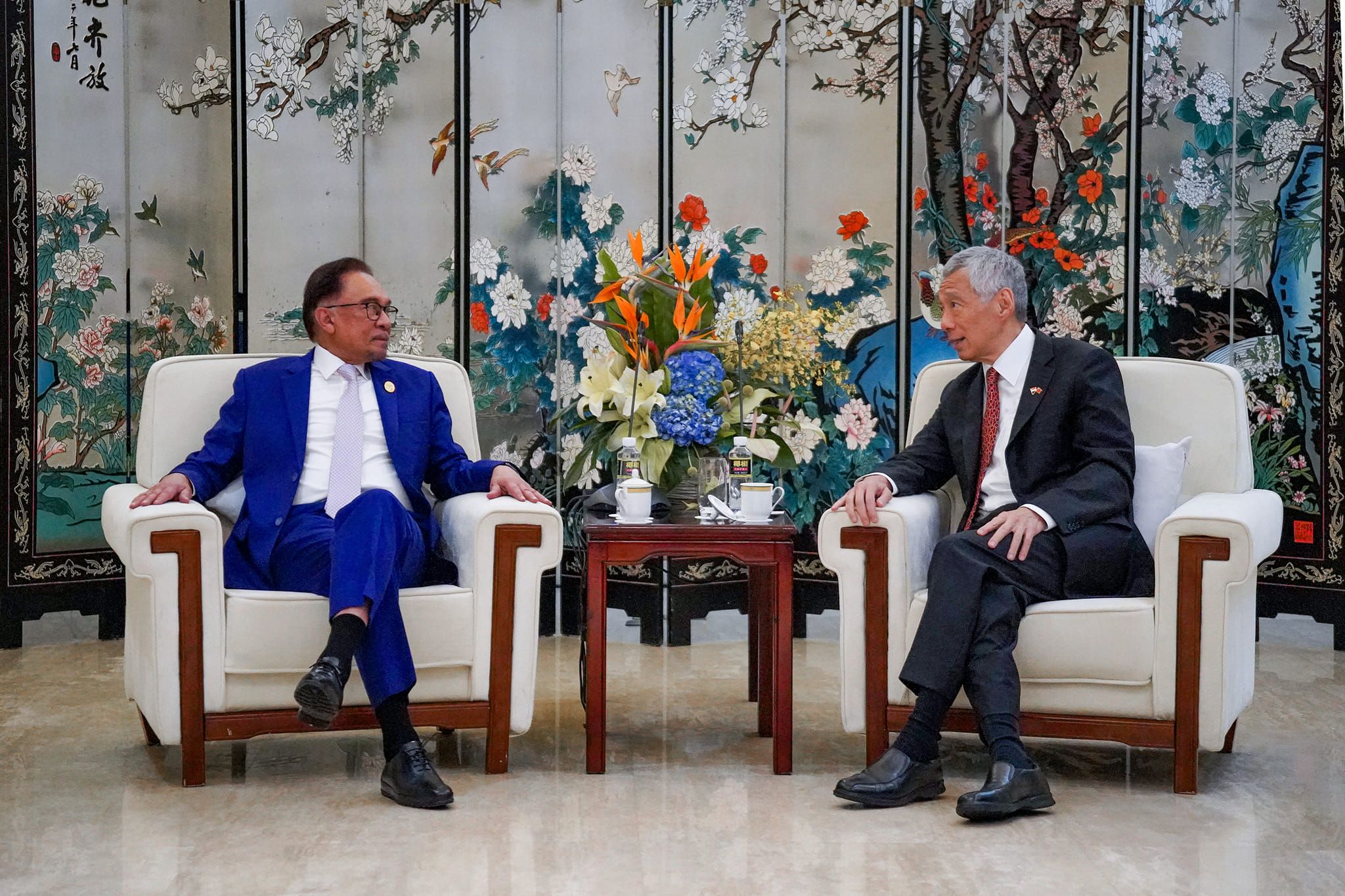 Malaysia, Singapore discuss bilateral relations, cooperation in Hainan — PM Anwar
