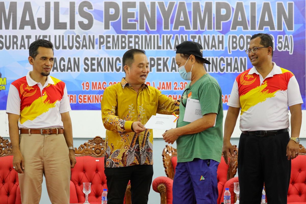 Penantian sedekad berakhir, 51 penduduk ceria terima hak milik tanah