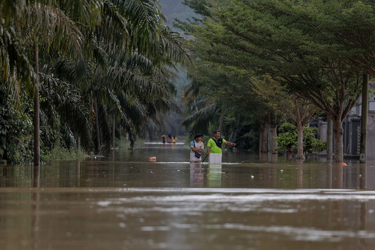 KD Sultan Ismail deployed to help flood victims in Segamat