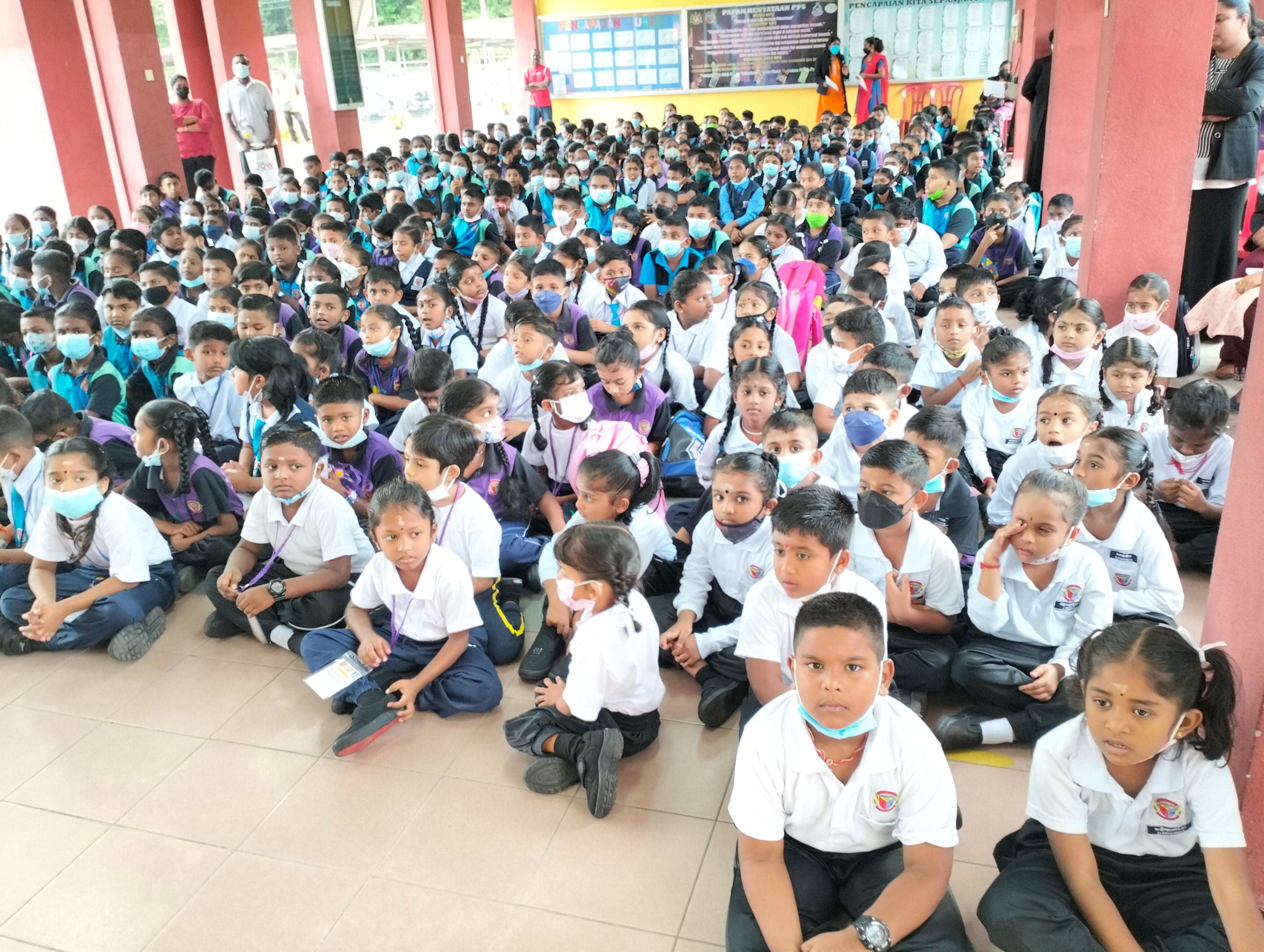 புன்னகை பூத்த முகப் பொலிவுடன்  வாகீசர் தமிழ்ப்பள்ளியில் 100  புதிய மாணவர்கள்  சேர்ந்தனர்.