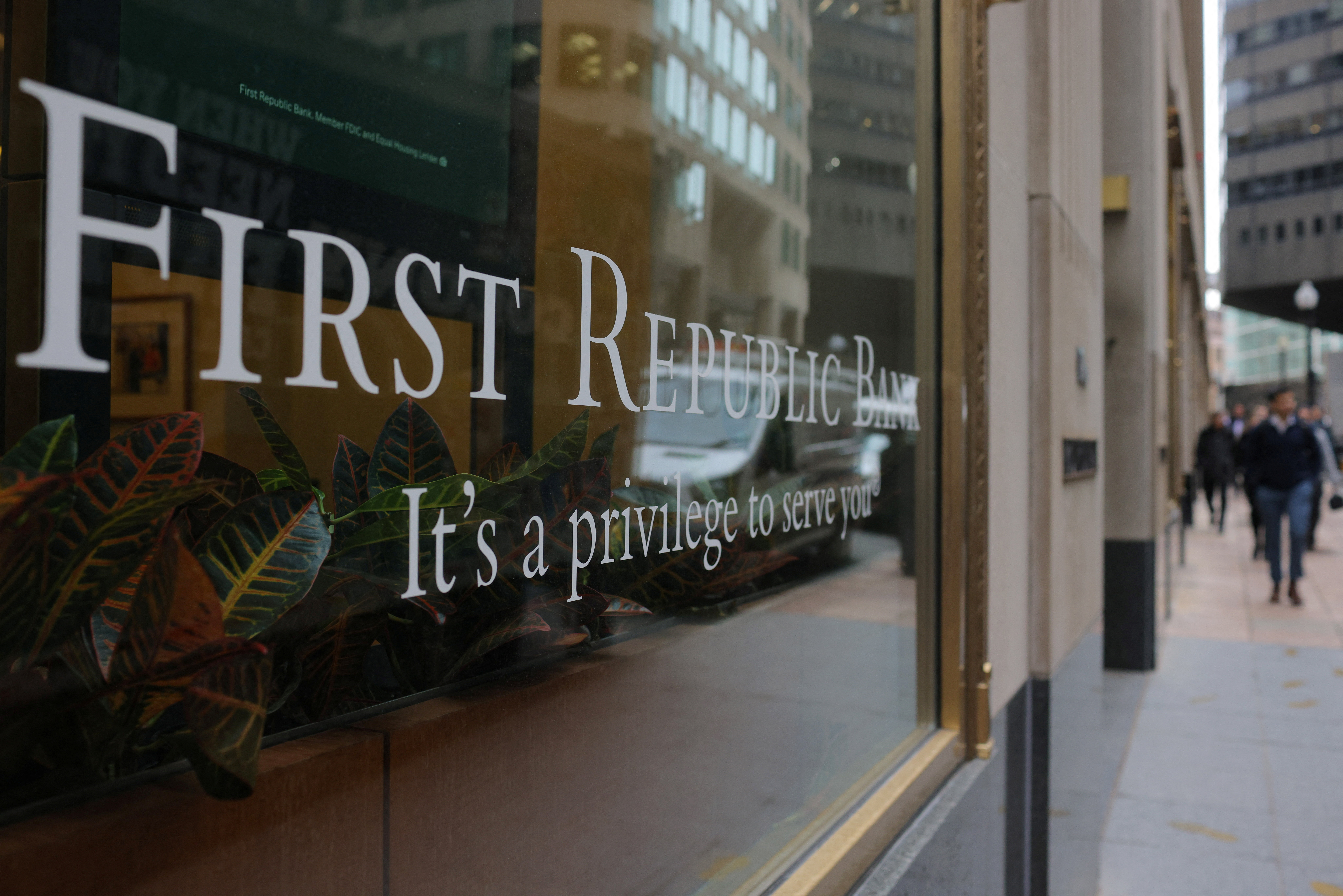 Bank lifelines ease global financial crisis fears