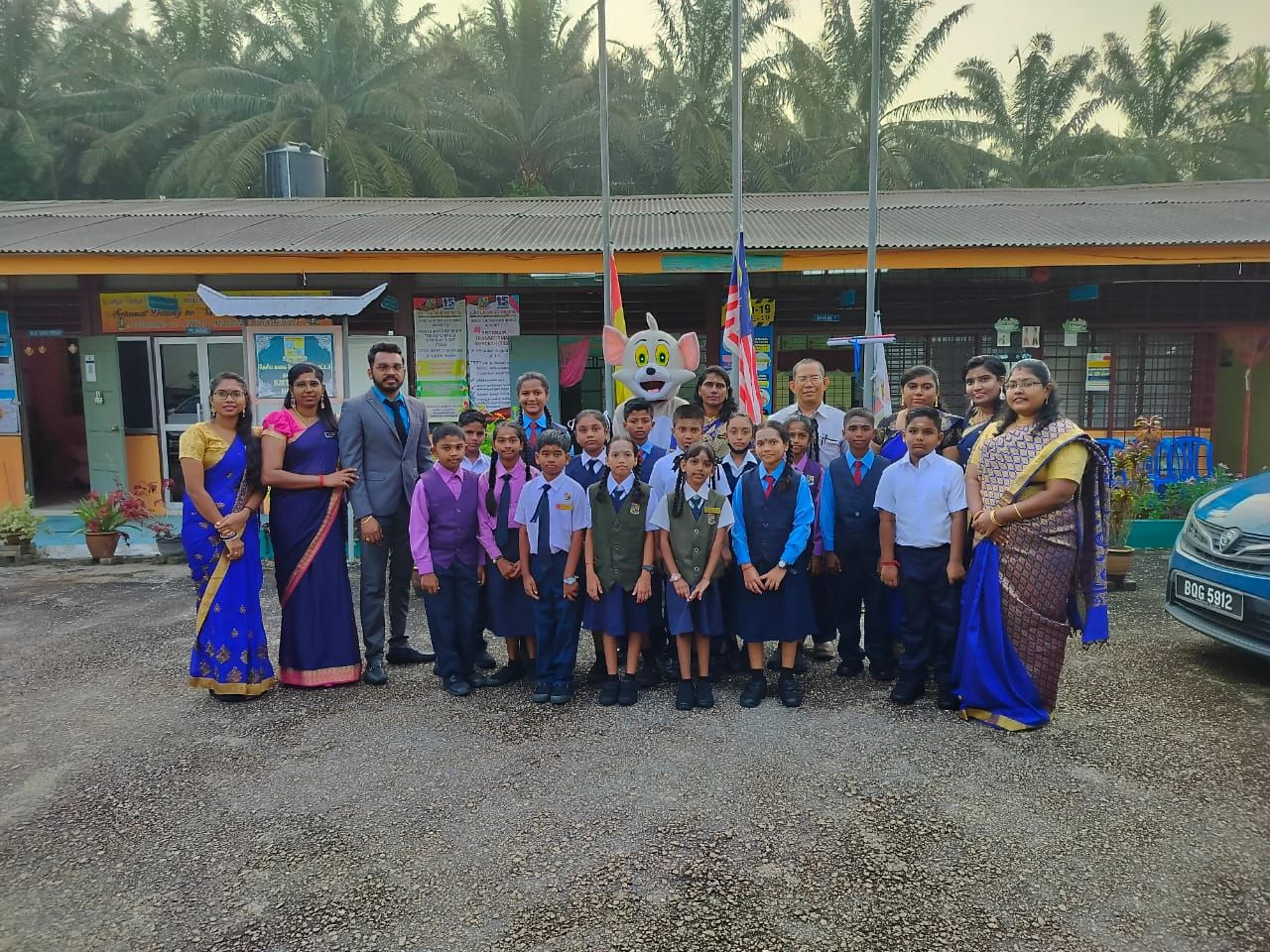 பள்ளி துவக்க முதல்  நாளில் இரண்டு மாணவர்கள்