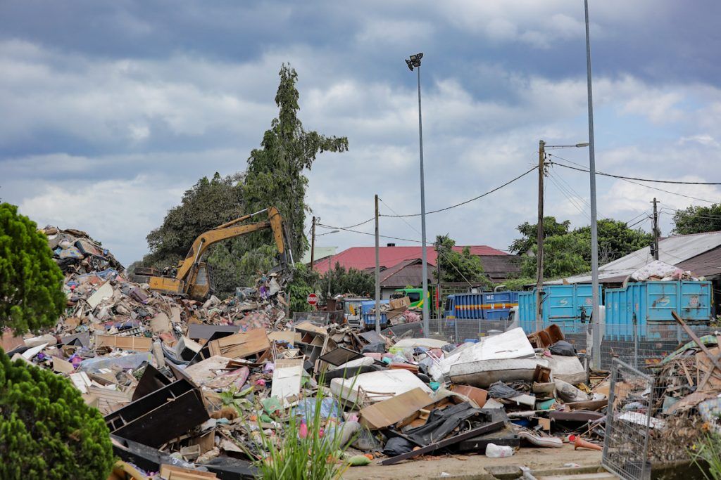 சிலாங்கூர் நிவாரணக் குழுவினர் வெள்ளம் பாதித்த 500 வீடுகளில் குப்பைகளை அகற்றினர்