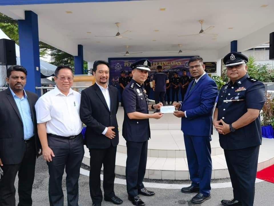 தென் கிள்ளான் மாவட்டப் போலீஸ் தலைமையகத்திற்கு கணபதிராவ் வெ.10,000 நன்கொடை