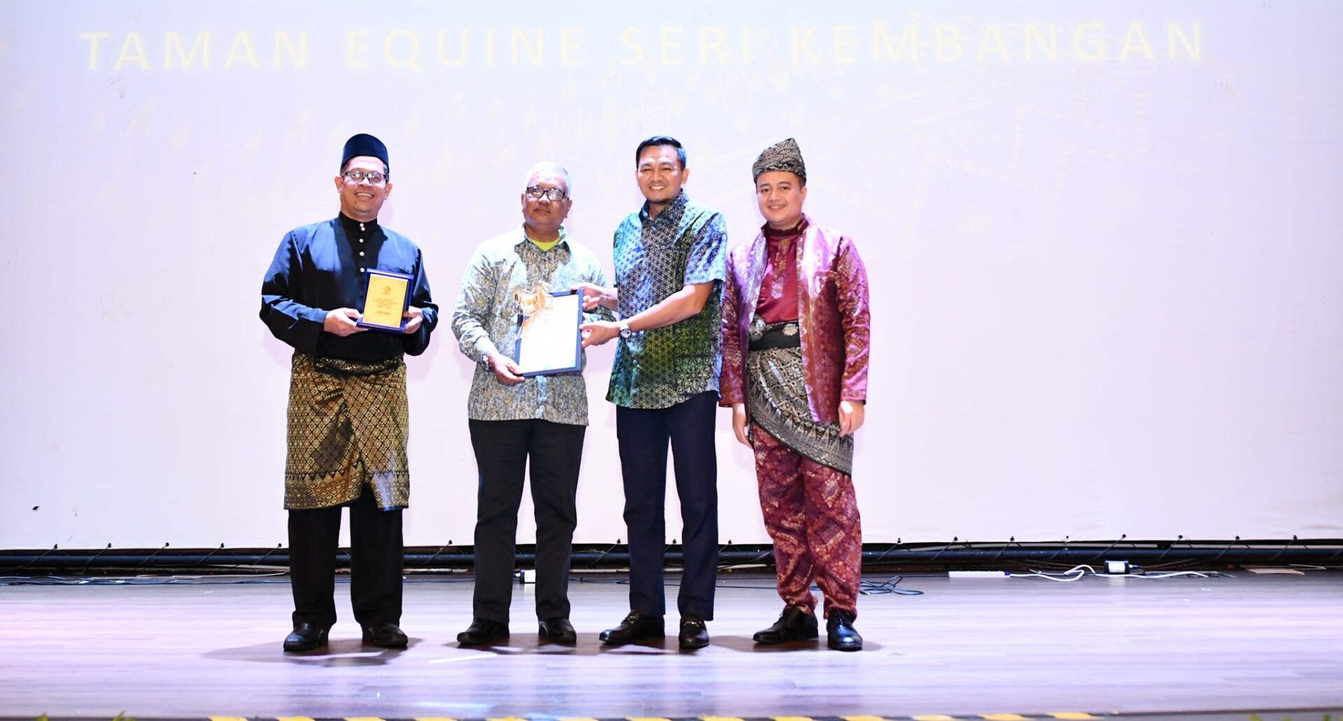 获梳邦再也市厅表扬的JMB.MC 深受感动.誓言做更好