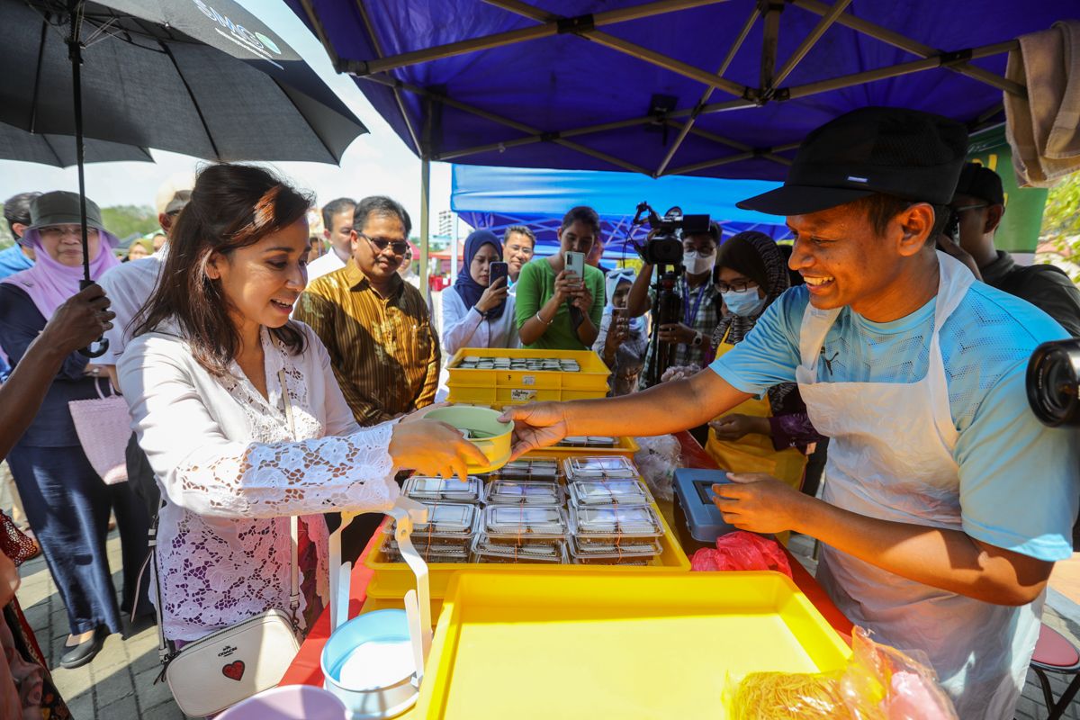 Tengku Zatashah galak pengunjung bazar Ramadan bawa mangkuk tingkat