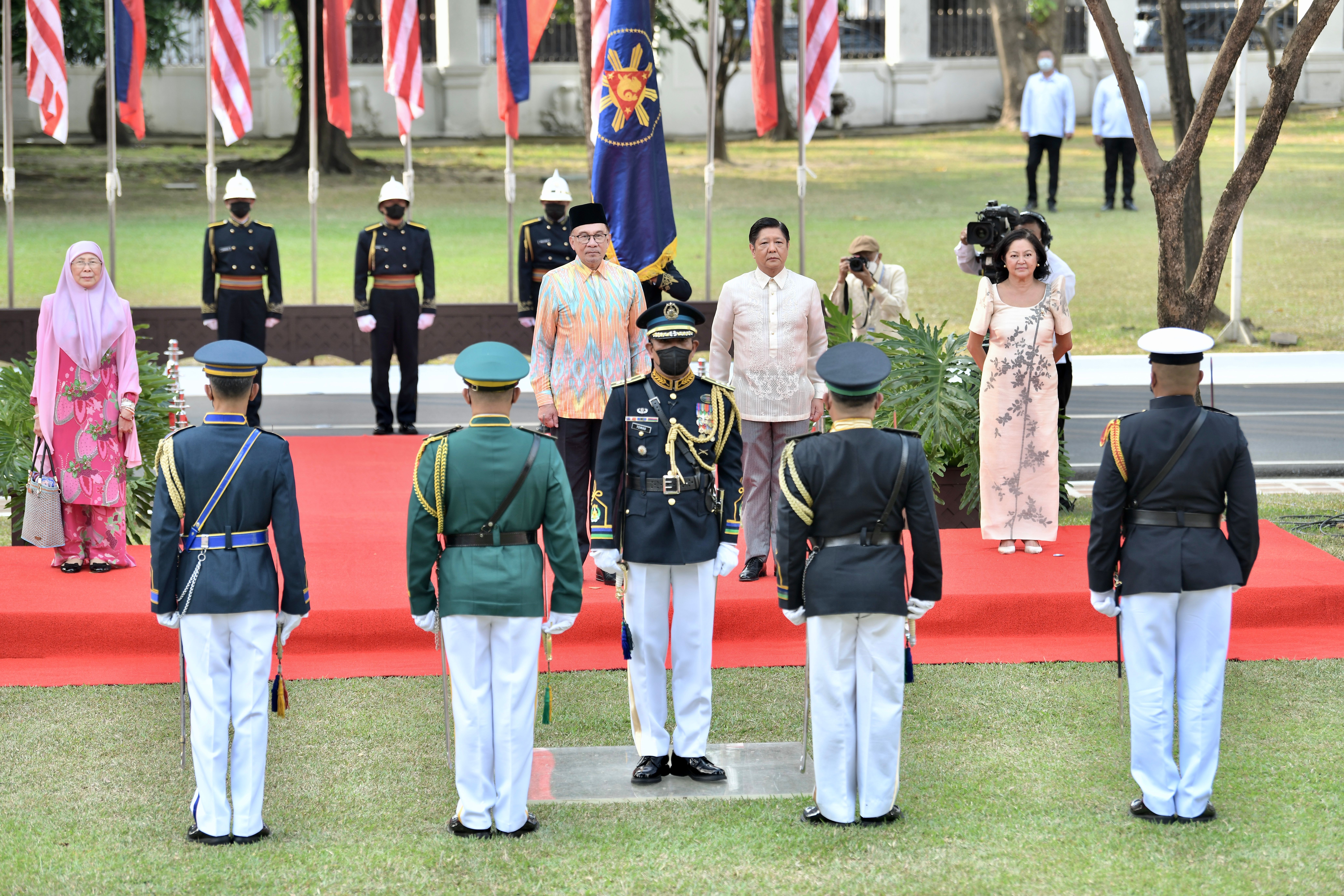 Anwar given official welcome in Philippines