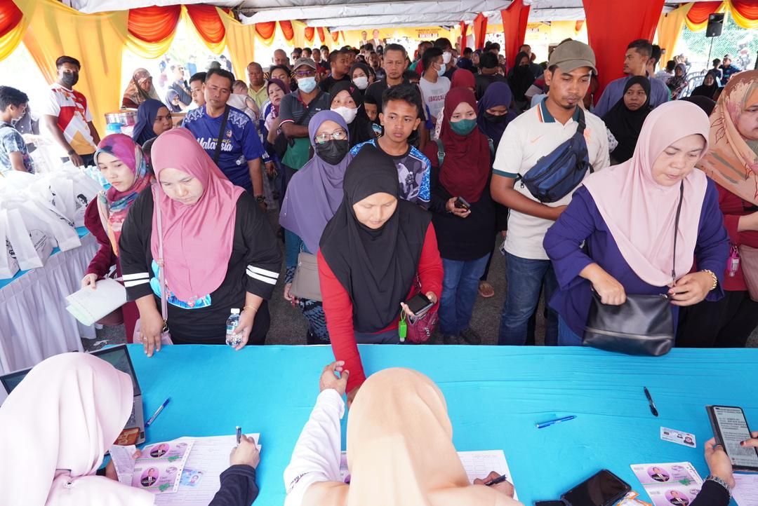 Lebih 1,000 pelajar B40 DUN Paya Jaras terima bantuan kembali ke sekolah