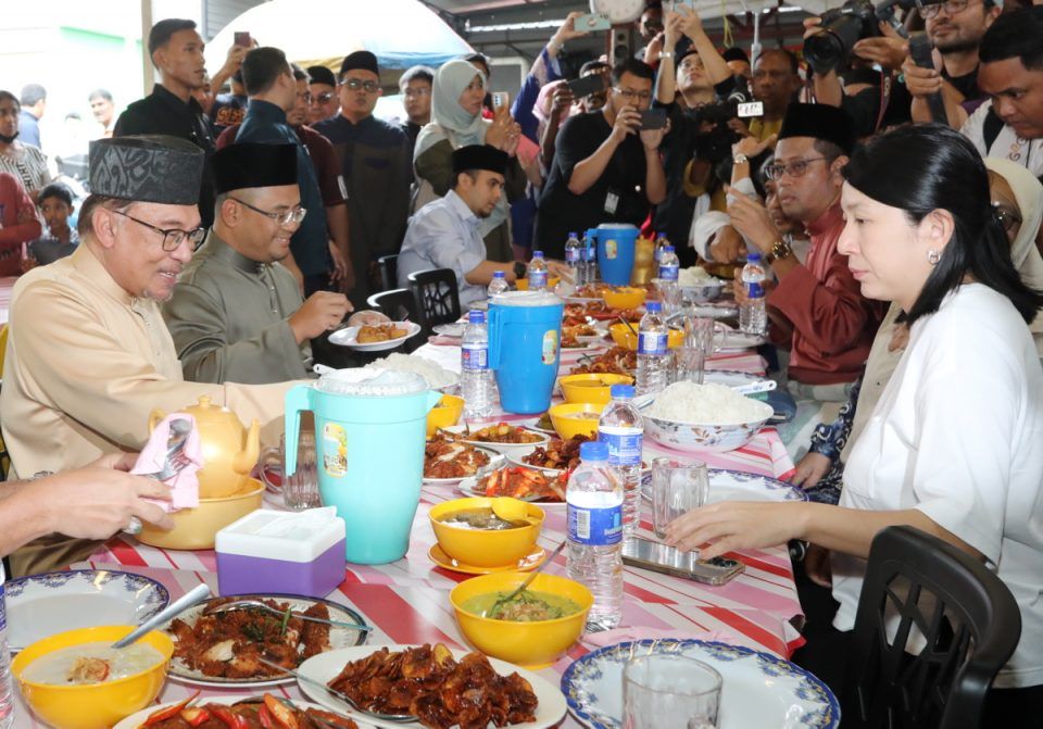 安华今午到斯里沙登吃杂饭 让美食中心顿时热闹起来