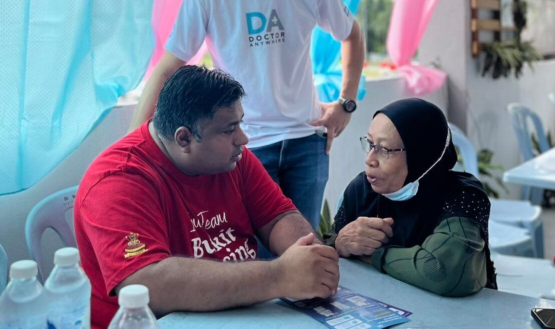 முதியவர்கள் ஜோம் ஷாப்பிங் வவுச்சர்களை எளிதாகப் பெற்று கொள்ள நடமாடும் கவுண்டர் ஏற்பாடு