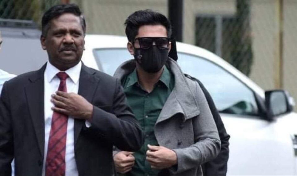 演员掴打妻子今被控 惟否认有罪