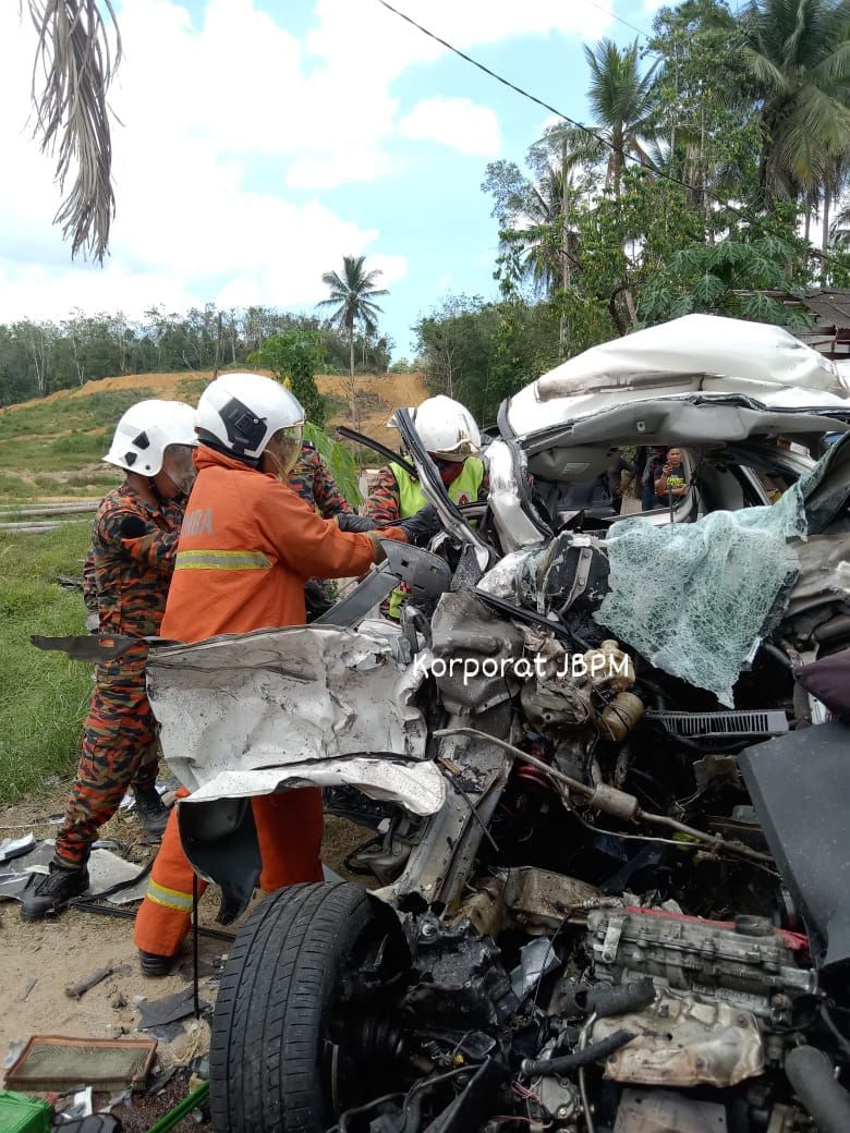 5车连环撞致夫妇当场丧命   儿子身受重伤