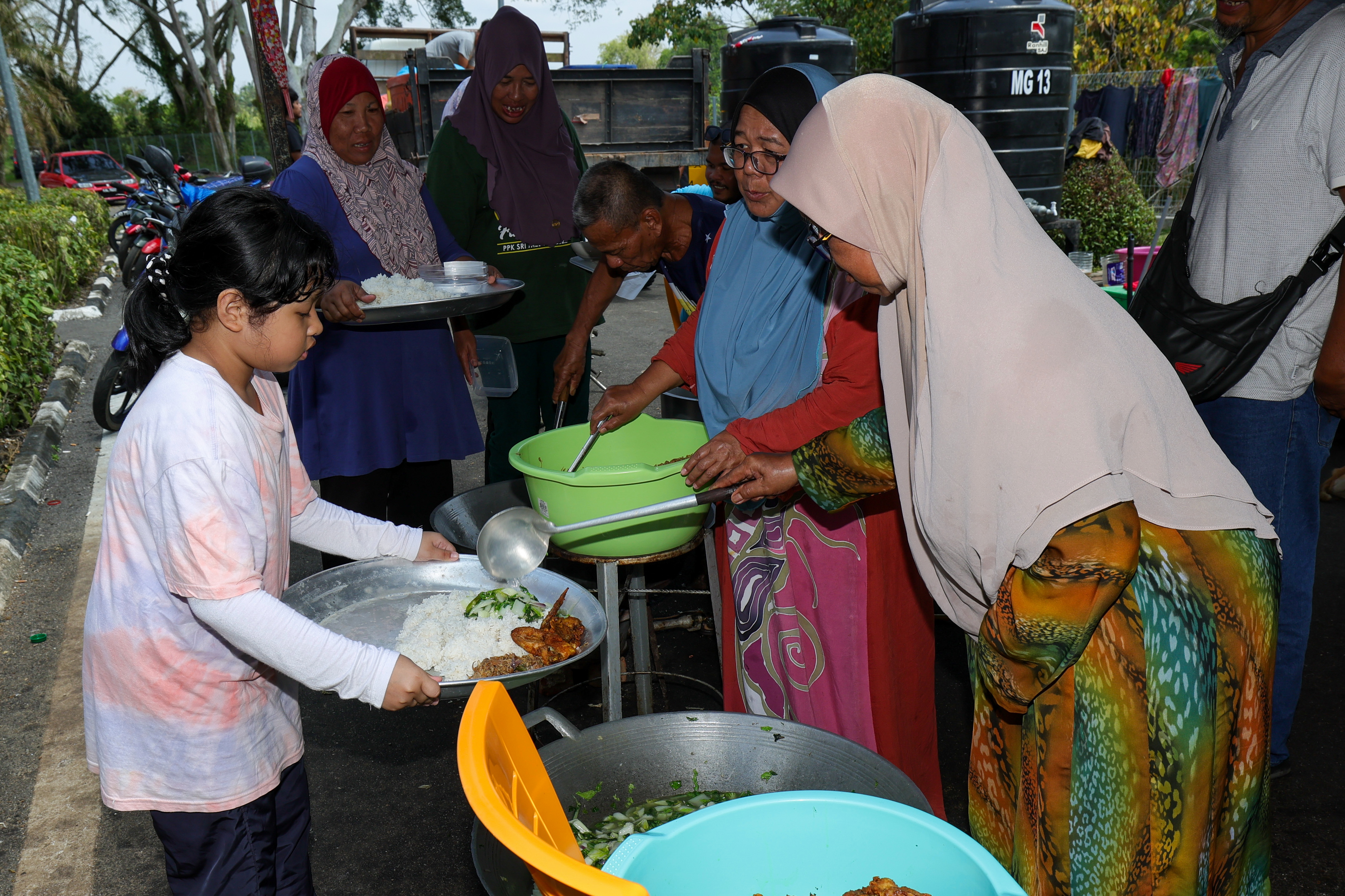 Mangsa banjir di Batu Pahat menurun kepada 967 orang