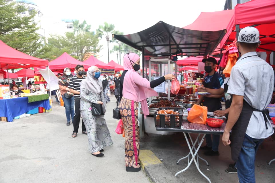 Selangor wajibkan peniaga, pengendali makanan bazar Ramadan pakai pelitup muka