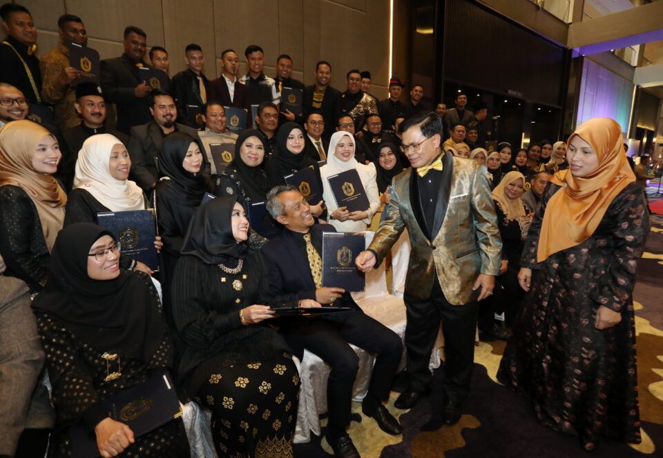 安邦再也市会97职员服务获表扬