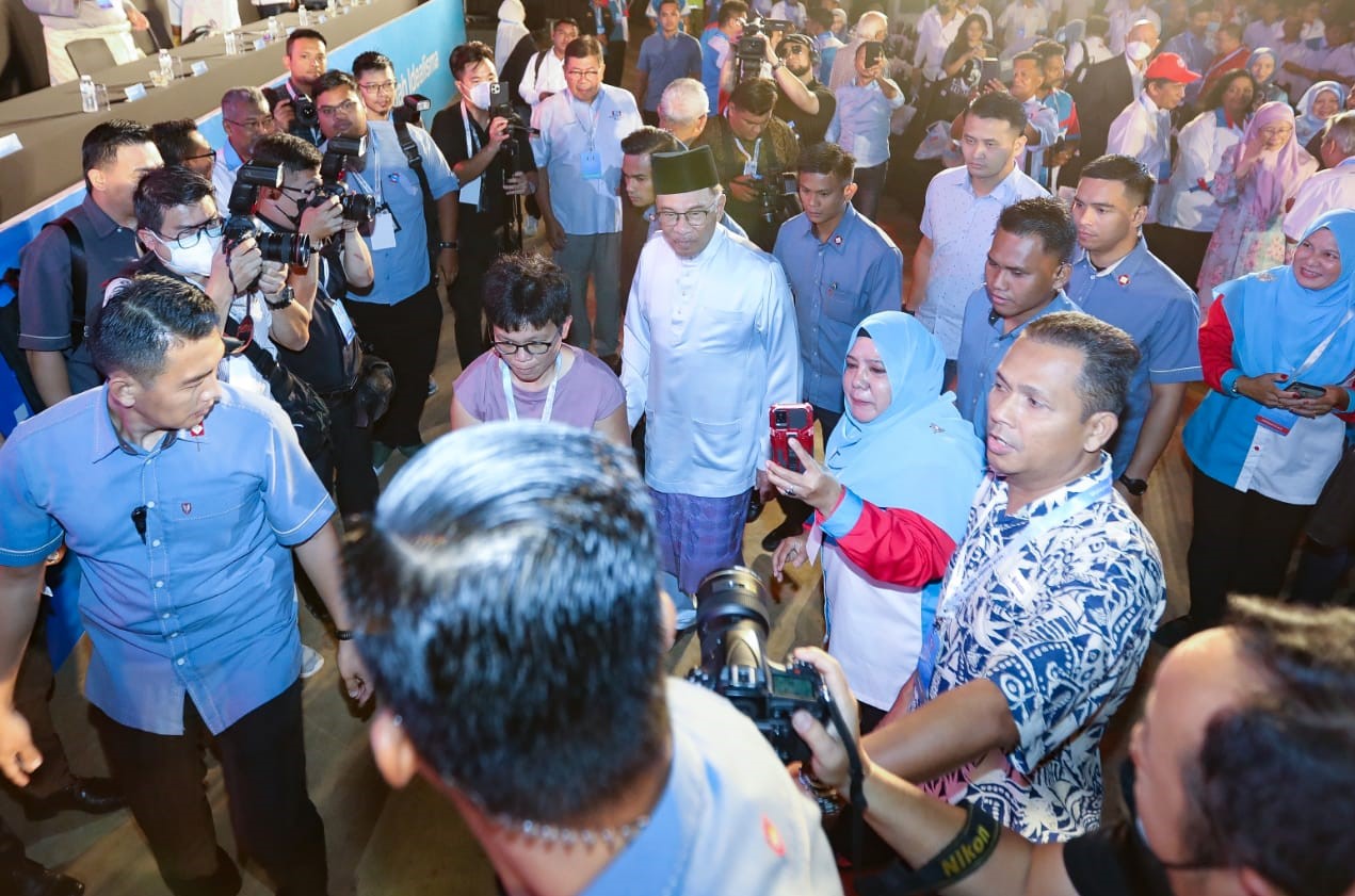 Kongres khas pertama Anwar sebagai PM selepas 20 tahun kemudi parti