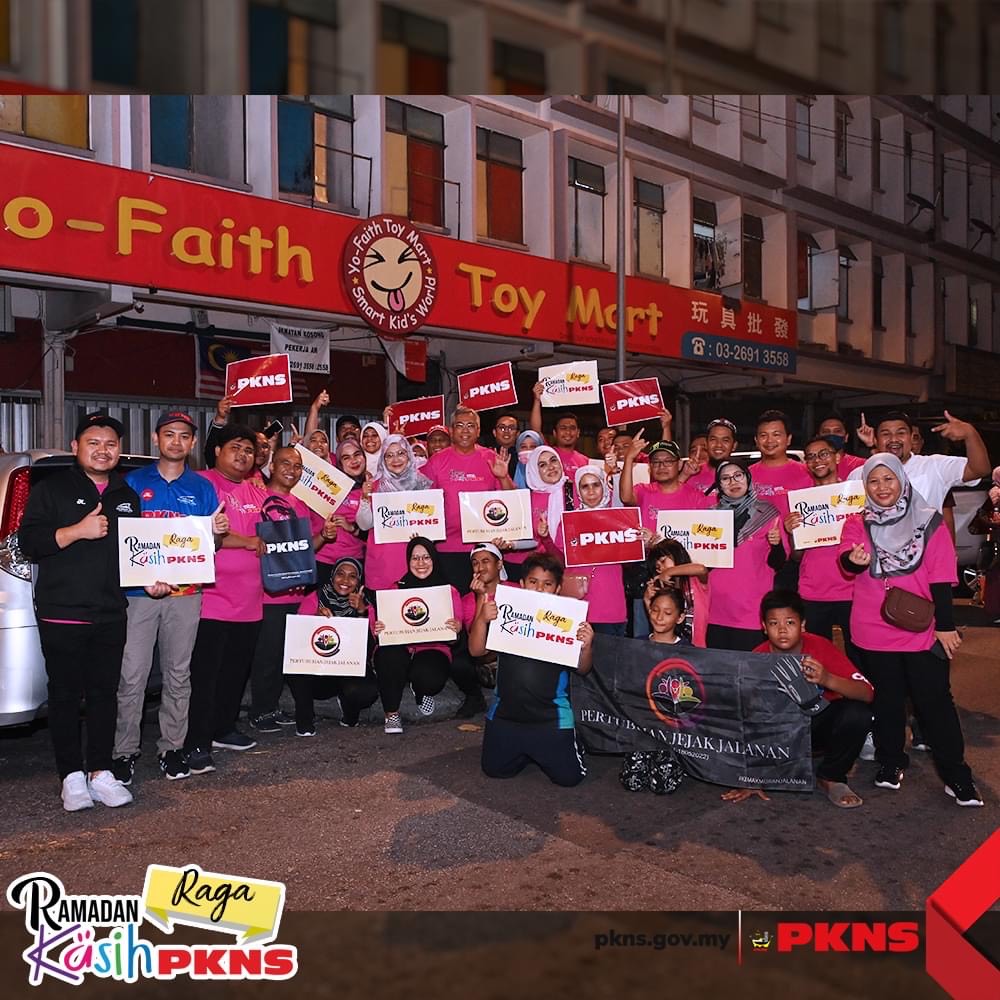 PKNS bantu ringankan beban gelandangan, serah bakul makanan sempena Ramadan