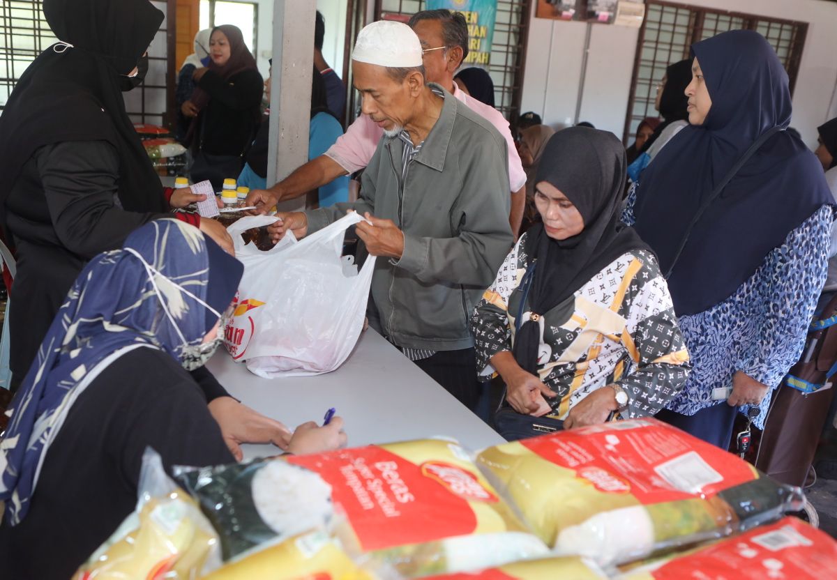 Pengunjung sanggup datang awal, tidak mahu terlepas dapatkan barangan murah