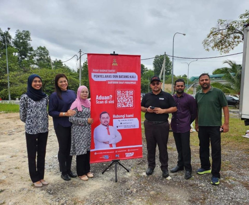 峇冬加里协调官服务中心推介二维码 供选民扫描线上投诉选区事务