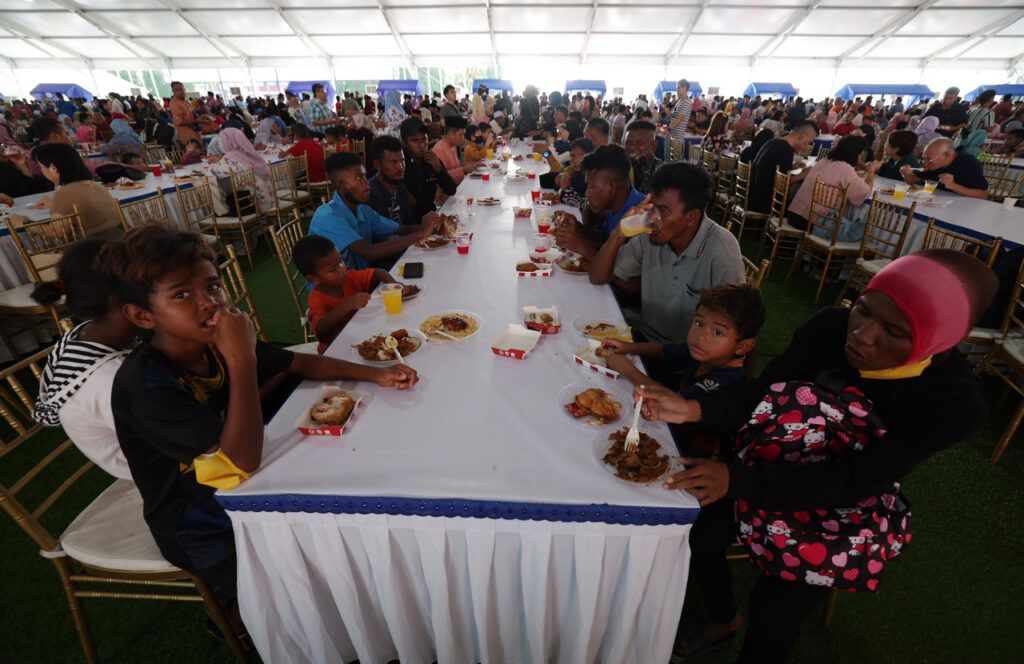 ஜோகூர் சுல்தானின் நோன்புப் பெருநாள் பொது உபசரிப்பில் 18,000 பேர் பங்கேற்பு