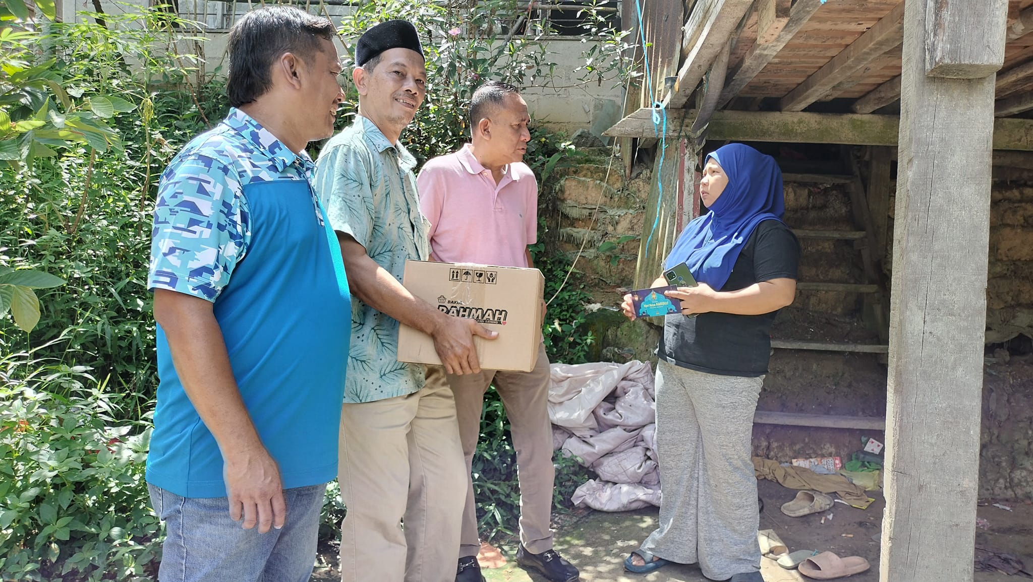 Keluarga rumah dihempap pokok terima bantuan RM500, barangan keperluan asas