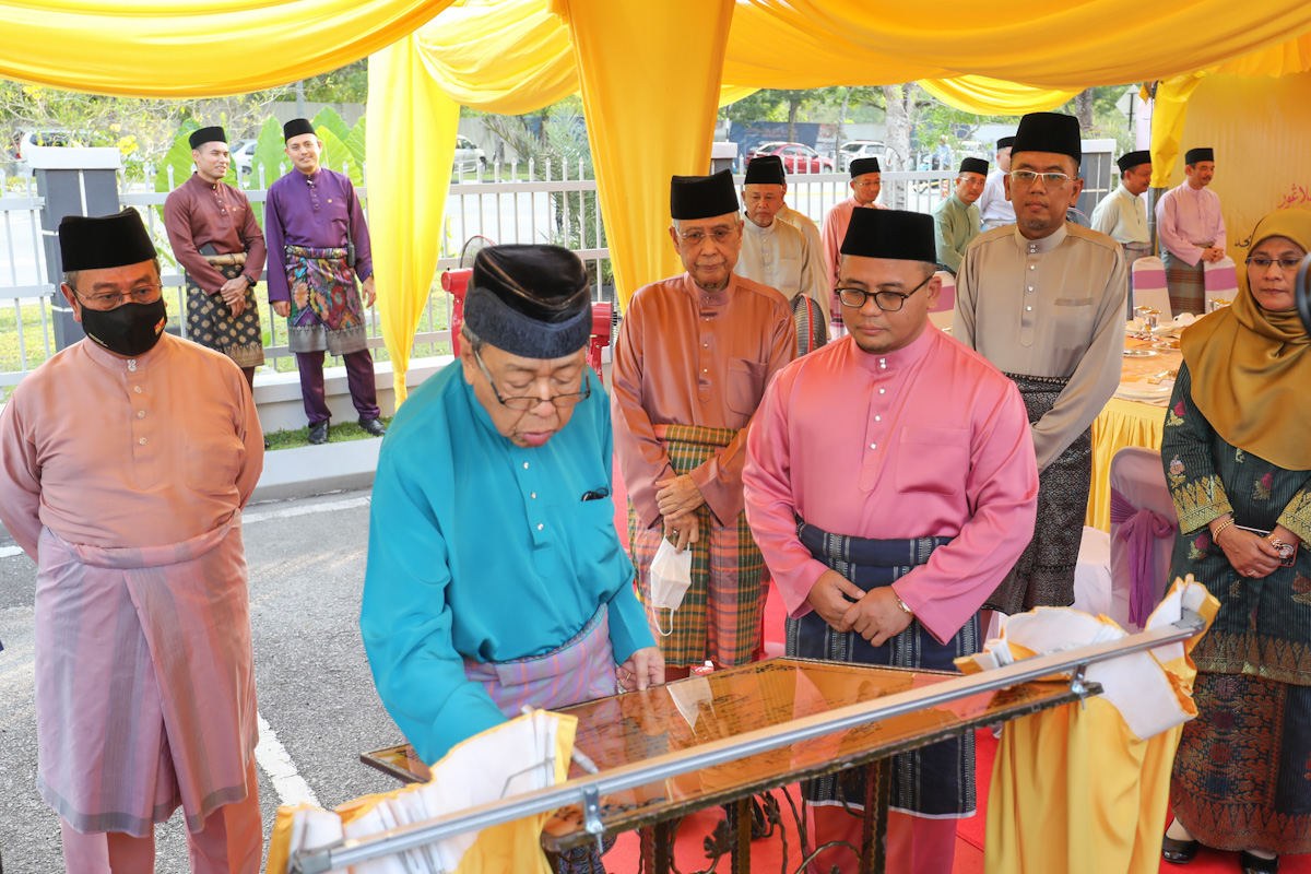 Selangor Sultan officiates mosque, breaks fast with Hulu Langat residents