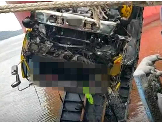 லோரி கடலில் கவிழ்ந்து ஓட்டுநர் உயிரிழந்தார்