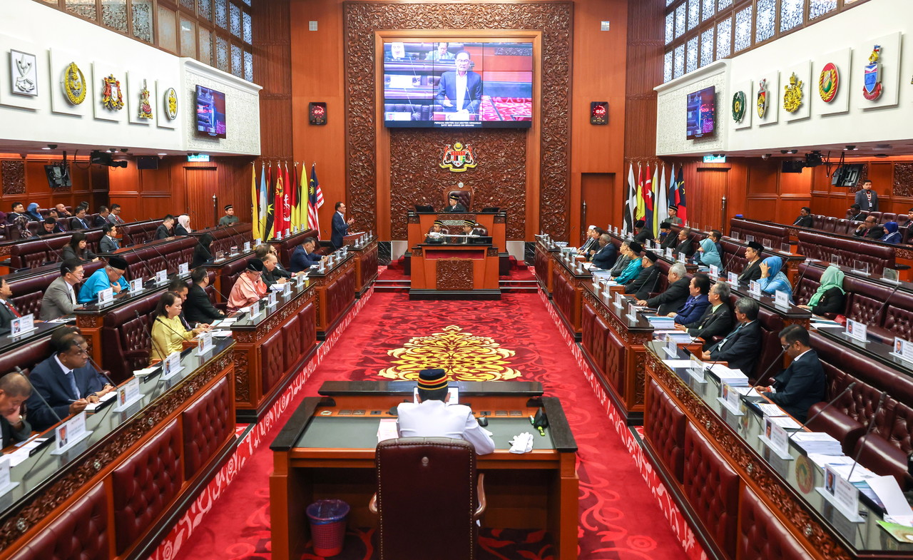 Ahli Dewan Negara berdiri satu kaki selama seminit tanda sokong OKU