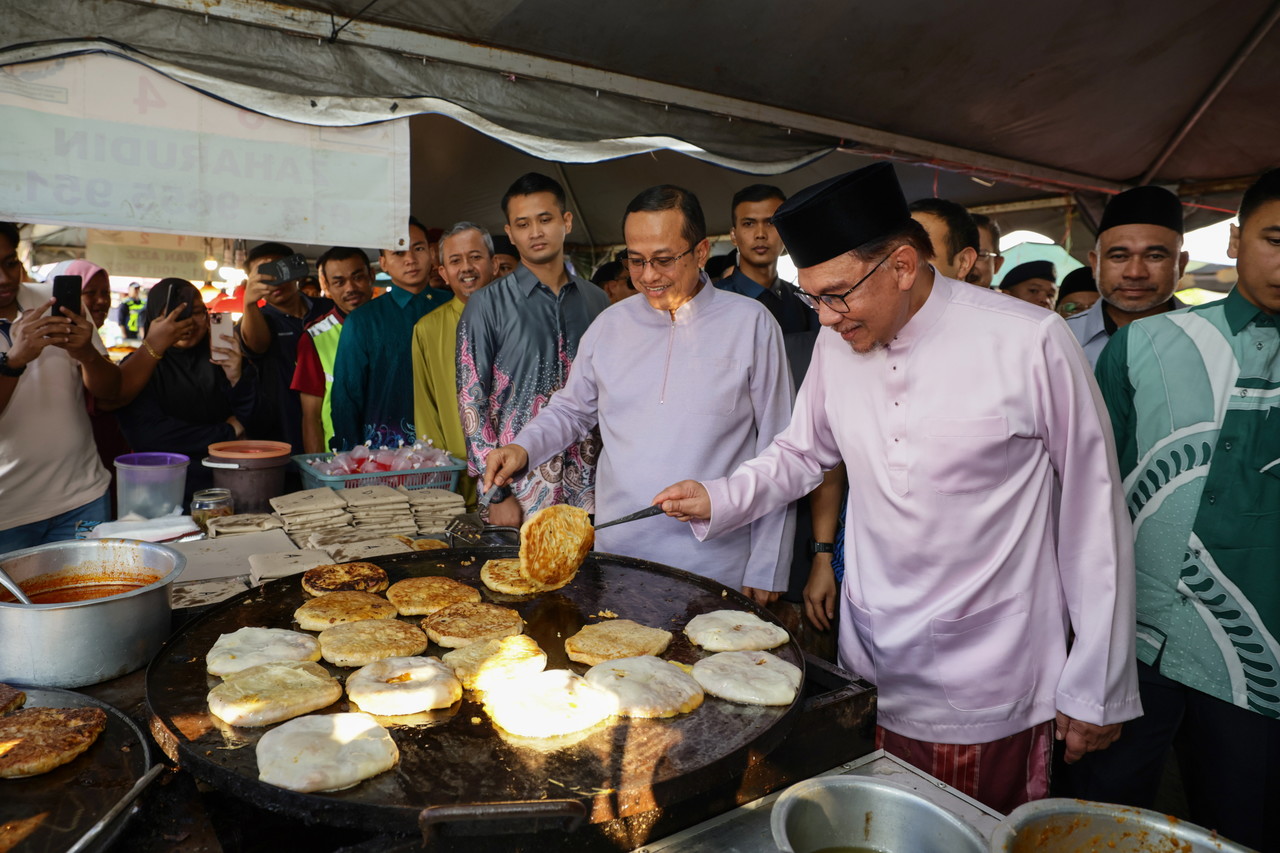 Anwar mingles with residents at Ramadan bazaar in Terengganu