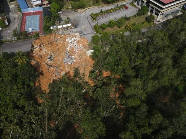 反贪学院前土崩有水管破裂 工程部长:下午安装防水布