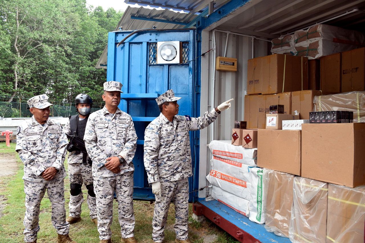 海事执法机构截查可疑船只 起获总值330万走私烟