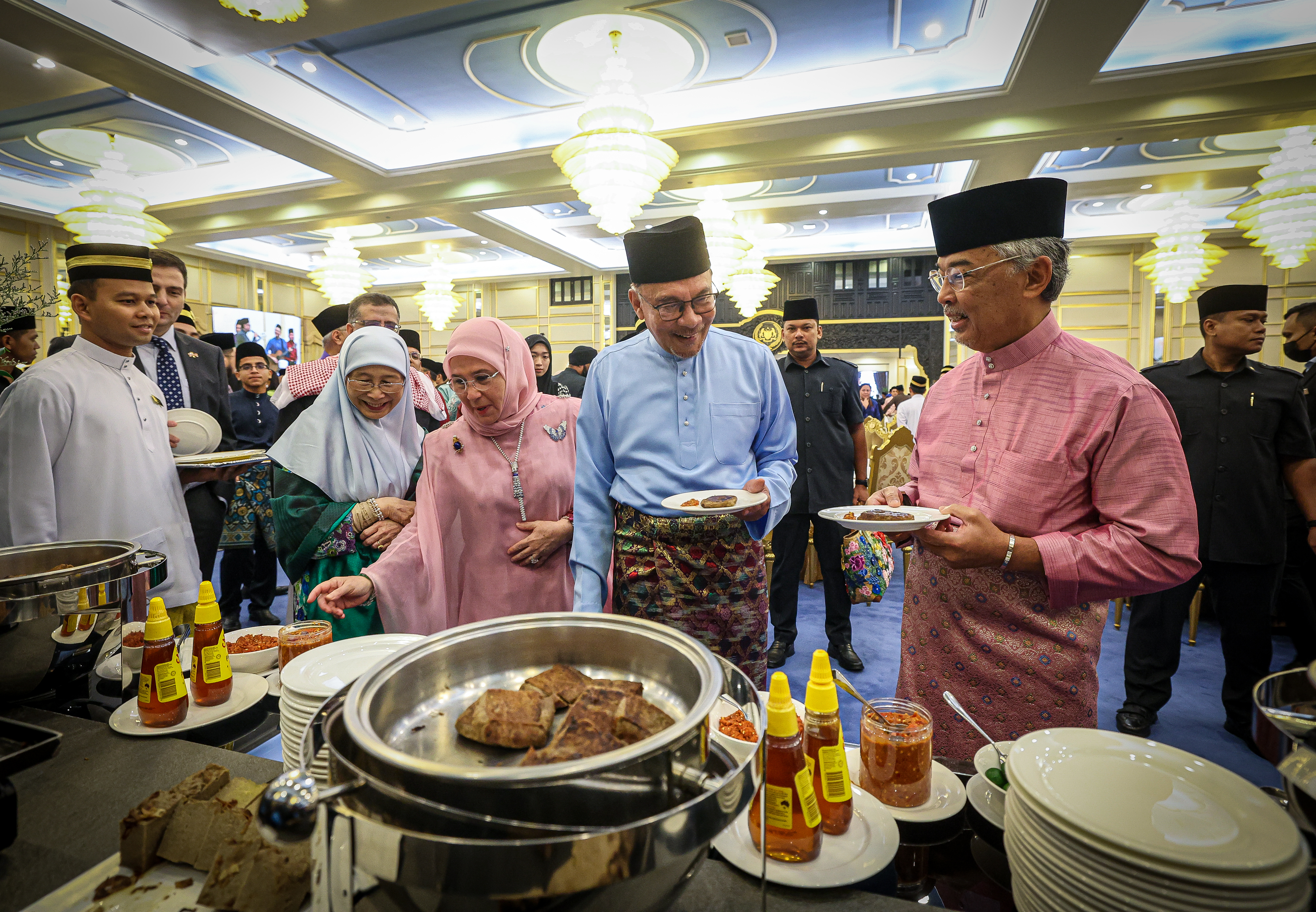 Agong, Raja Permaisuri berangkat ke majlis santapan Aidilfitri di Istana Negara