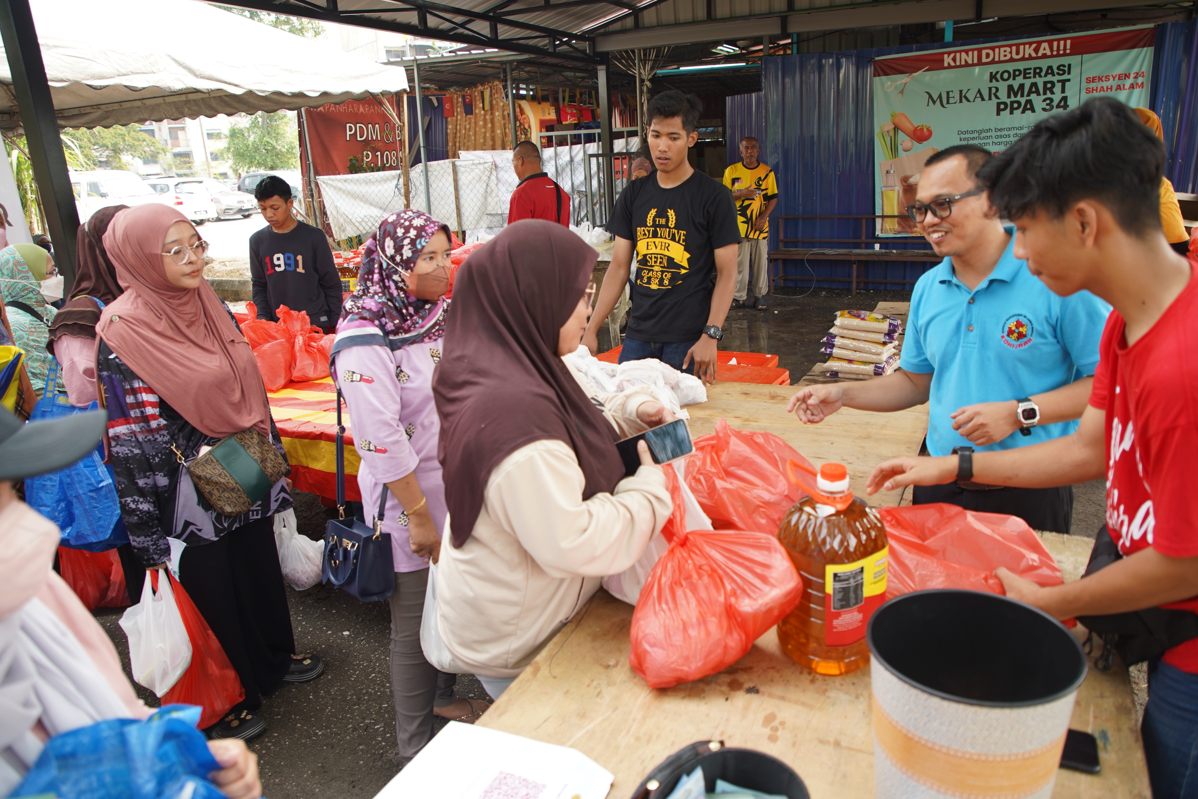 Pengunjung serbu jualan murah Aidilfitri, hadir sebelum tiga jam dibuka