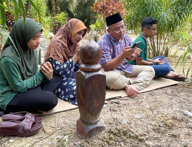 MB visits graves of father, grandmother for Aidilfitri