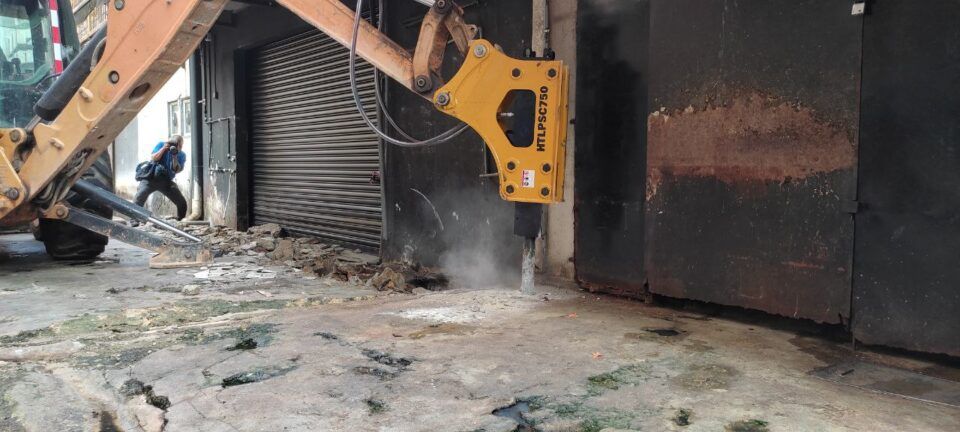 蒲种7店私封后巷水沟放货 执法大队上门强制拆除