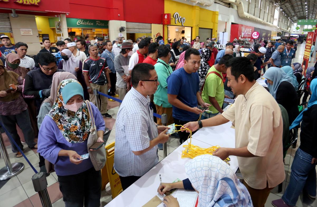 850 Kota Anggerik families receive shopping vouchers to lighten Aidilfitri expenses