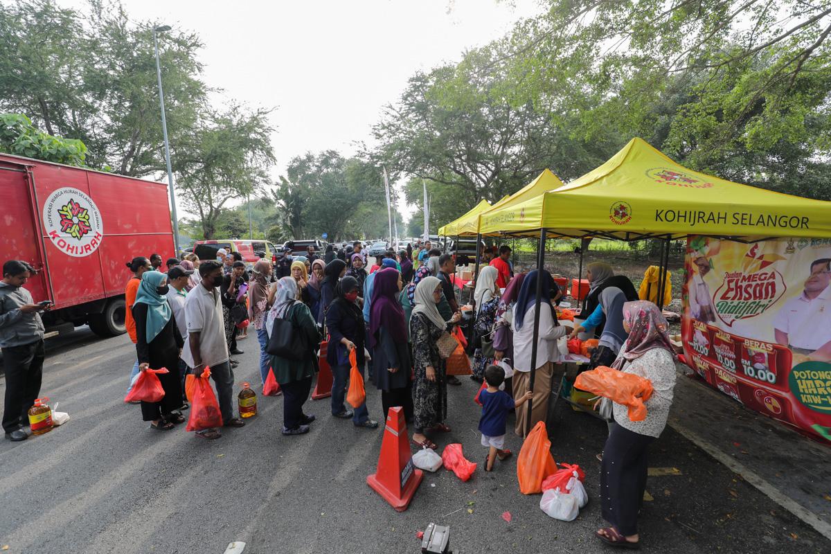 Lebih 200 ayam habis dalam setengah jam di jualan murah Aidilfitri