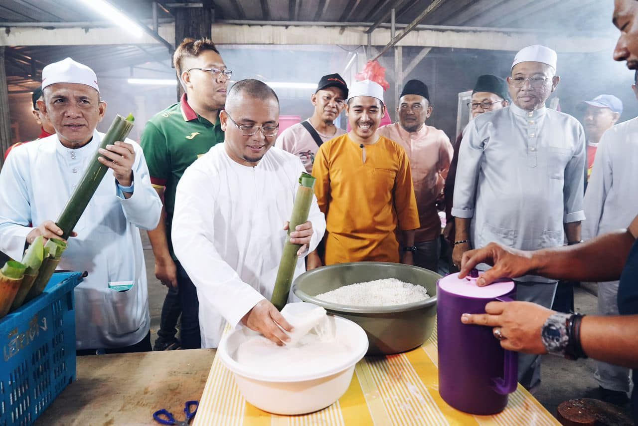 开斋节必备竹简饭.冷当 阿米鲁丁昨晚特与鹅唛一起制做