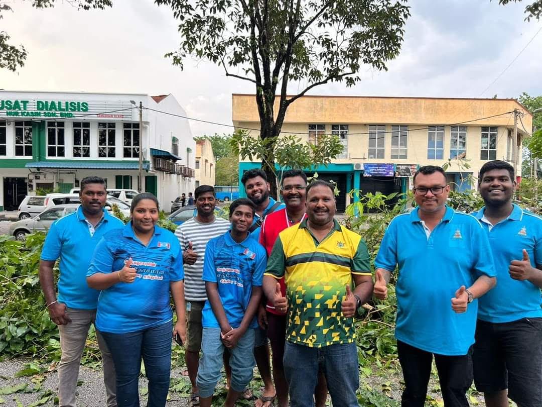 புயல் காற்றில் விழுந்த மரங்களை செந்தோசா தொகுதி பணிப்படை விரைந்து அகற்றியது