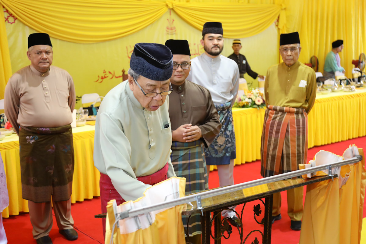 Sultan Sharafuddin officiates mosque, breaks fast with Kuala Langat residents