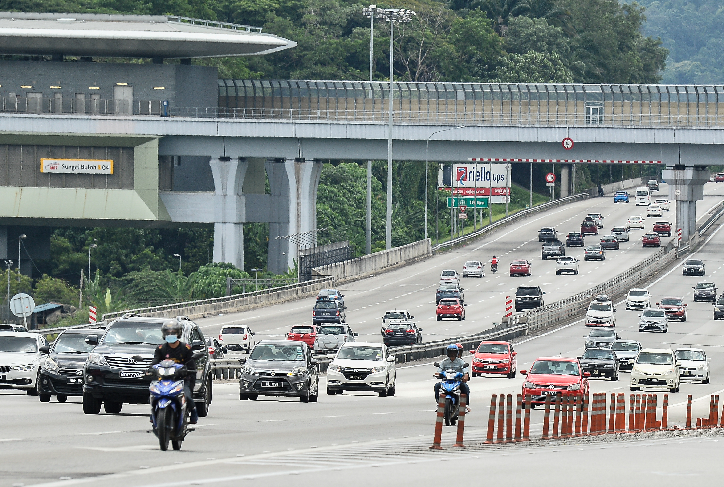PM Anwar announces 'Rahmah' toll exemptions this Hari Raya Aidilfitri for 4 days