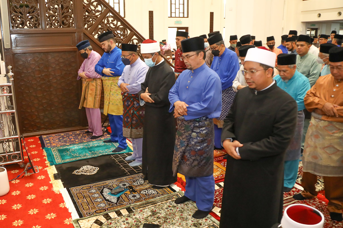 Sultan Sharafuddin fulfils Aidilfitri prayers with 5,000 congregants