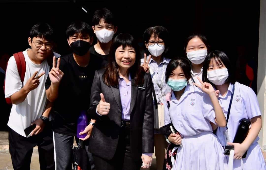 教育部努力调解双语课程班突减纠纷