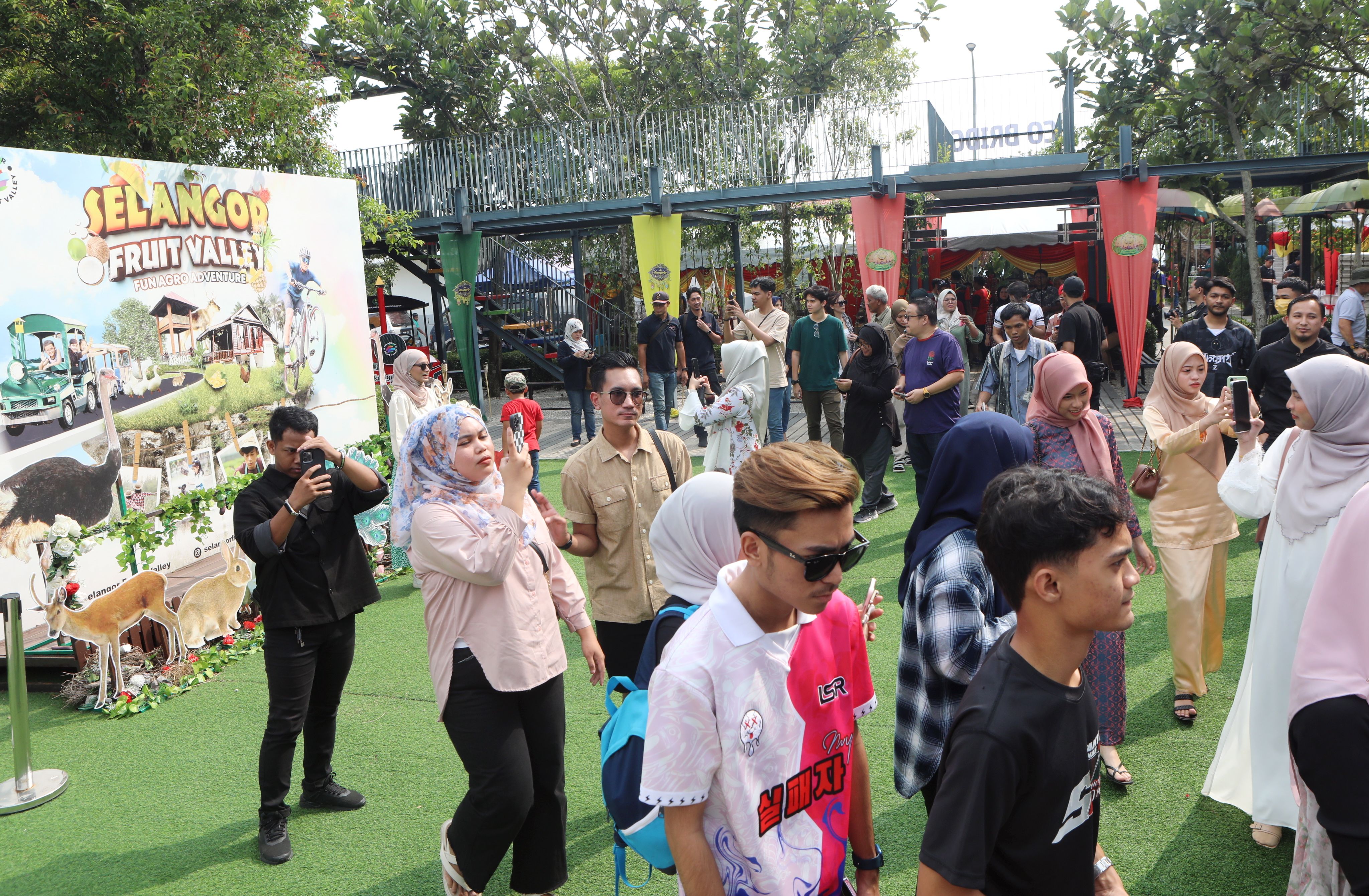 250 pempengaruh, pengamal media meriahkan program PKPS di Selangor Fruit Valley